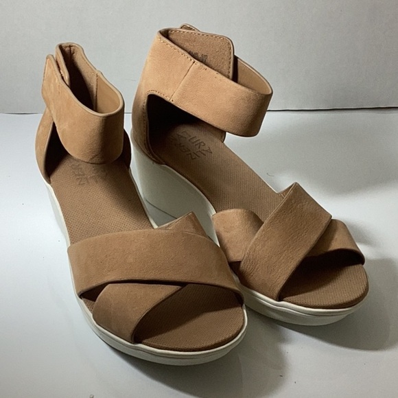 RIVIERA WEDGE SANDAL. Note: No Box - Picture 6 of 12
